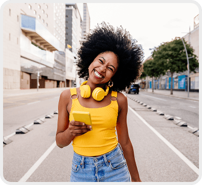 Mulher feliz economizando com energia solar